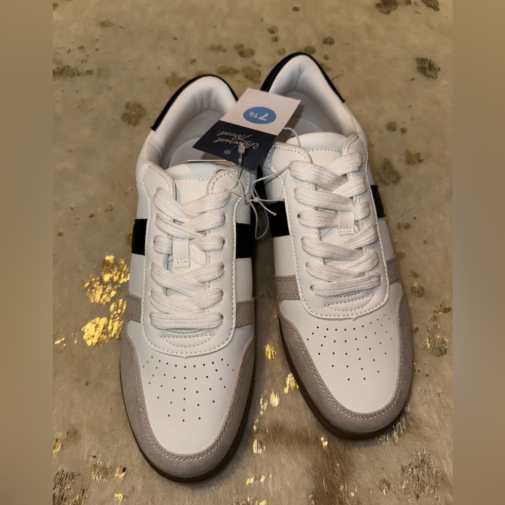 Universal Thread memory foam sneakers BNWT women’s 7.5 white blue gray